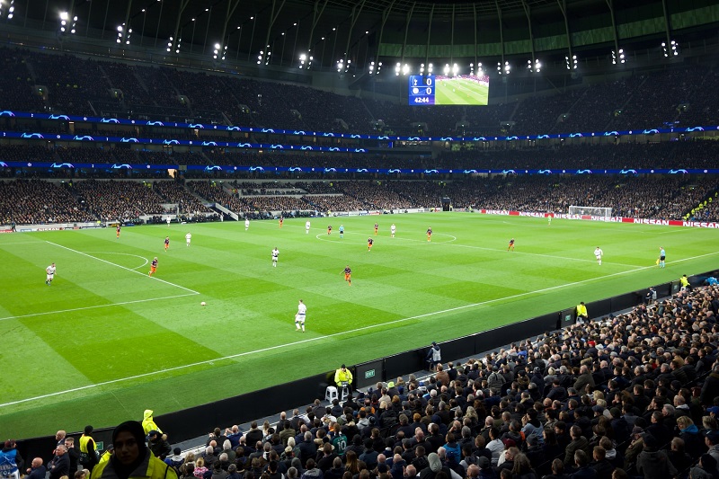 Stadion Tottenham mit Publikum